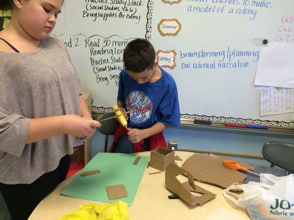 0xEarlineB's tweet photo. Groups collaborate n problem solve to make models of their colonies @BenFranklinES #5thgrrocks https://t.co/tFrkFvIK58