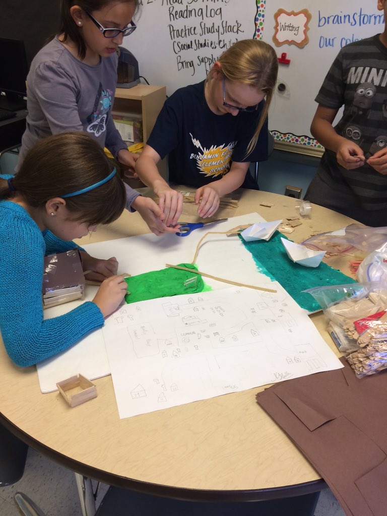 0xEarlineB's tweet photo. Groups collaborate n problem solve to make models of their colonies @BenFranklinES #5thgrrocks https://t.co/tFrkFvIK58