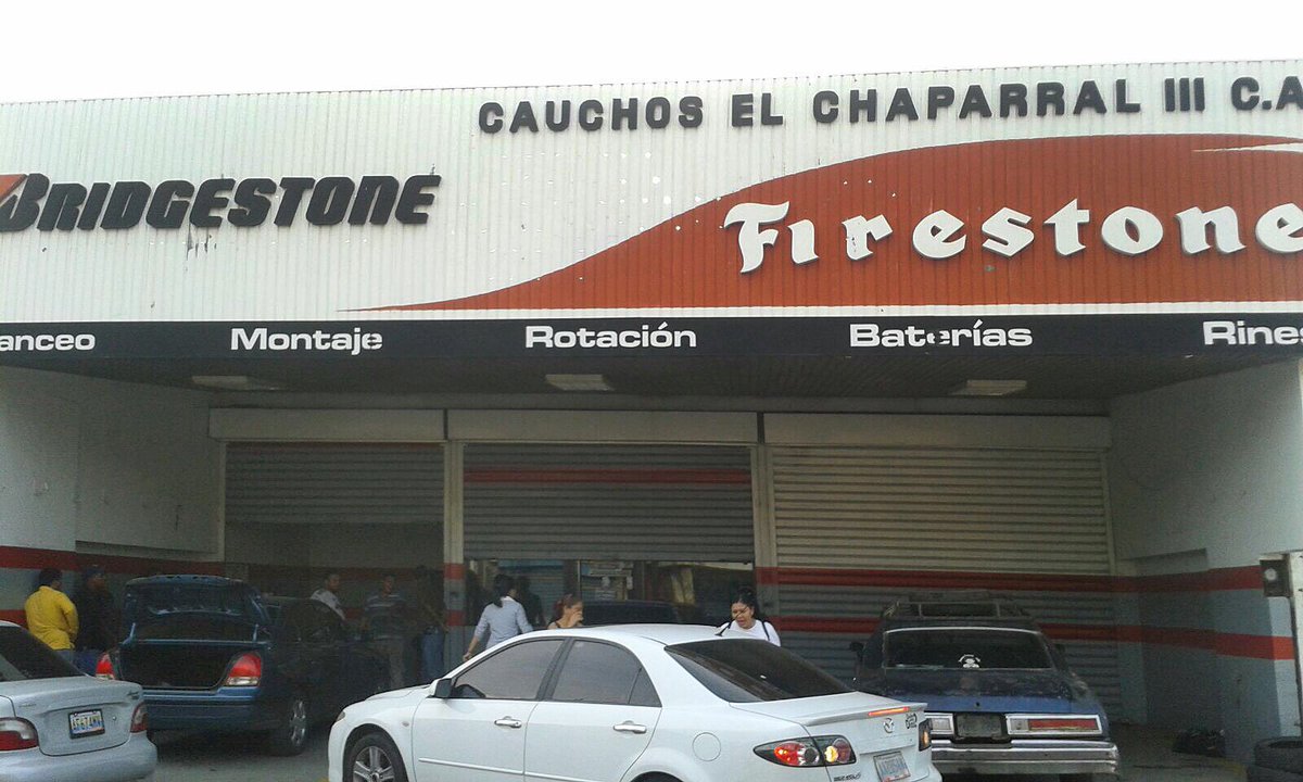 VersionFinal's tweet photo. Denuncian "fraude" en venta de cauchos en comercio de Maracaibo [+Fotos] https://t.co/CPsPjry3NO https://t.co/WSX98DZRXl