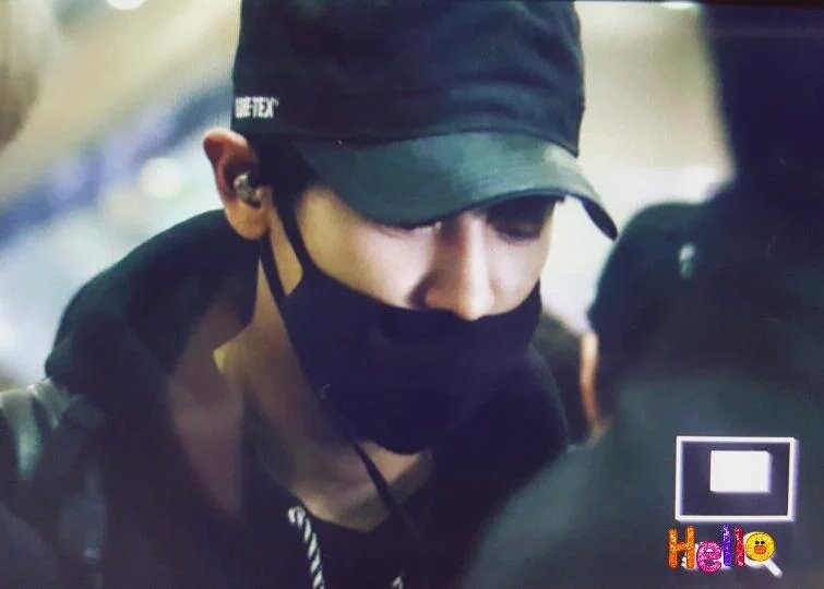 EXOGlobal's tweet photo. [PREVIEW] 151024 Chanyeol @ Shanghai (PVG) Airport Cr: hello puppy https://t.co/GaHFpCd3Ow