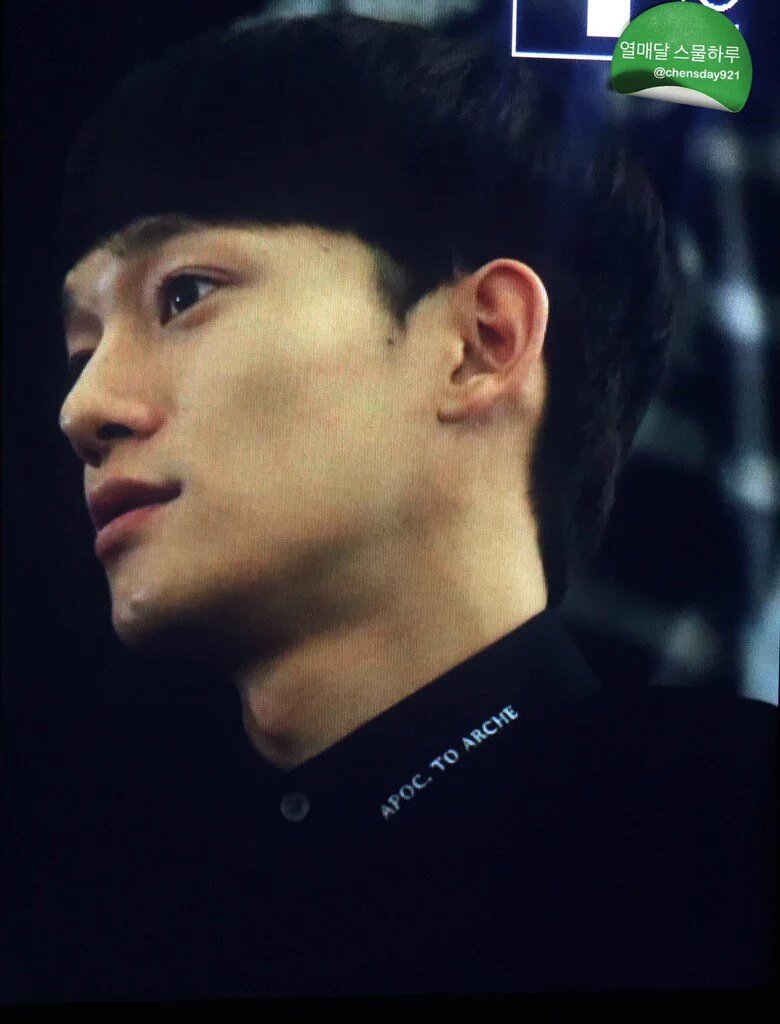 EXOGlobal's tweet photo. [PREVIEW] 151024 Chen @ Shanghai (PVG) Airport Cr: chensday921 https://t.co/drsA8C2g3m