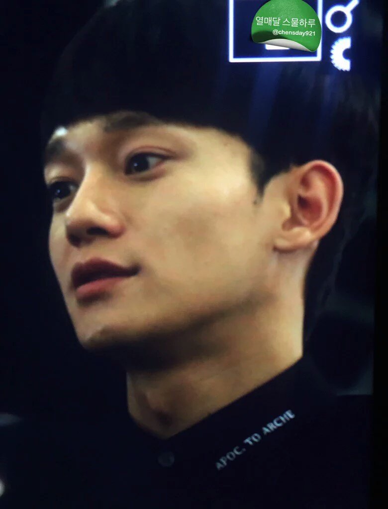 EXOGlobal's tweet photo. [PREVIEW] 151024 Chen @ Shanghai (PVG) Airport Cr: chensday921 https://t.co/drsA8C2g3m