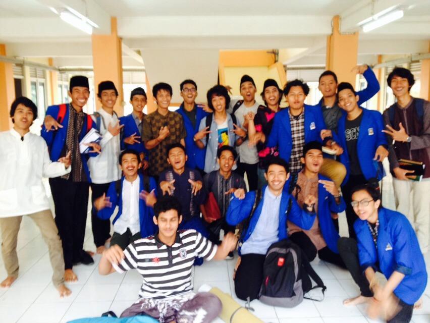 ArchiUII2015's tweet photo. Cie udah selesai pesantrenisasi. Selamat temu kangen sama kasurnya masing". Dapet salam dari rusunawa putra https://t.co/7pujs9kLA1