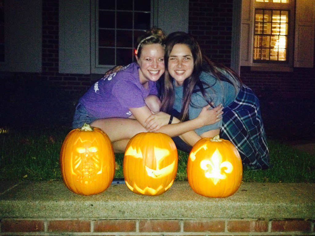 CaitlynRWebb's tweet photo. Kappa is carving pumpkins with family #kappafam #kkg4LIFE https://t.co/4euGkfwzmI