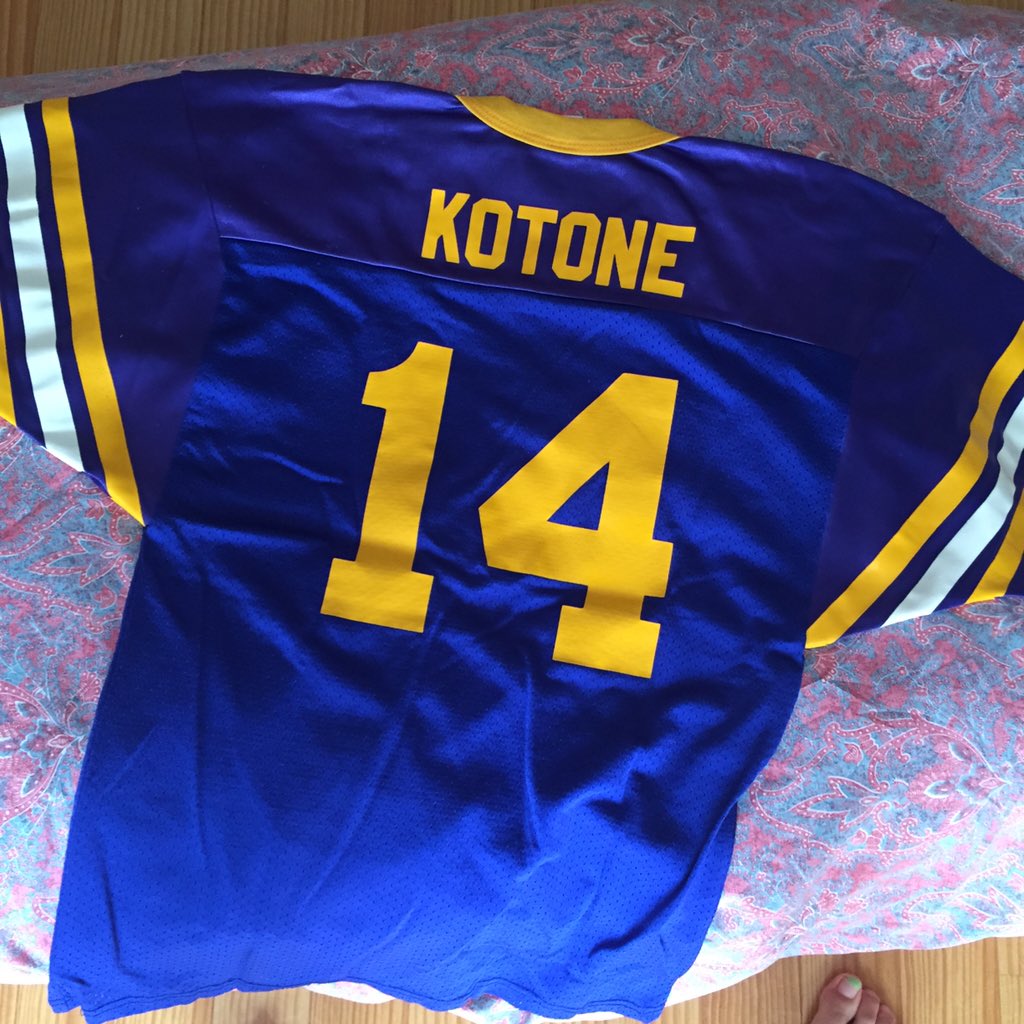 kotoneuchida's tweet photo. 衣替えしてたら懐かしいの出てきたアメフトjersey (なぜ14番にしたのかは謎)
#OhioStatePride https://t.co/YQrBk4ylpI