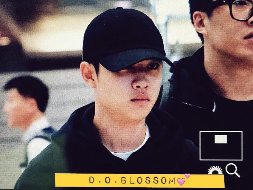EXOGlobal's tweet photo. [PREVIEW] 151024 D.O @ Shanghai (PVG) Airport Cr: d.o. blossom https://t.co/bG6Yj5x3KV