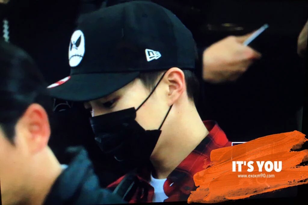 EXOGlobal's tweet photo. [PREVIEW] 151024 Xiumin @ Shanghai (PVG) Airport Cr: double nine 99/ it's you https://t.co/0pKbtDeeAu