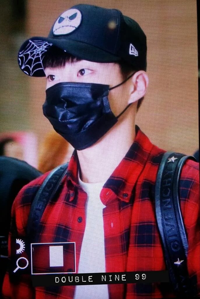 EXOGlobal's tweet photo. [PREVIEW] 151024 Xiumin @ Shanghai (PVG) Airport Cr: double nine 99/ it's you https://t.co/0pKbtDeeAu