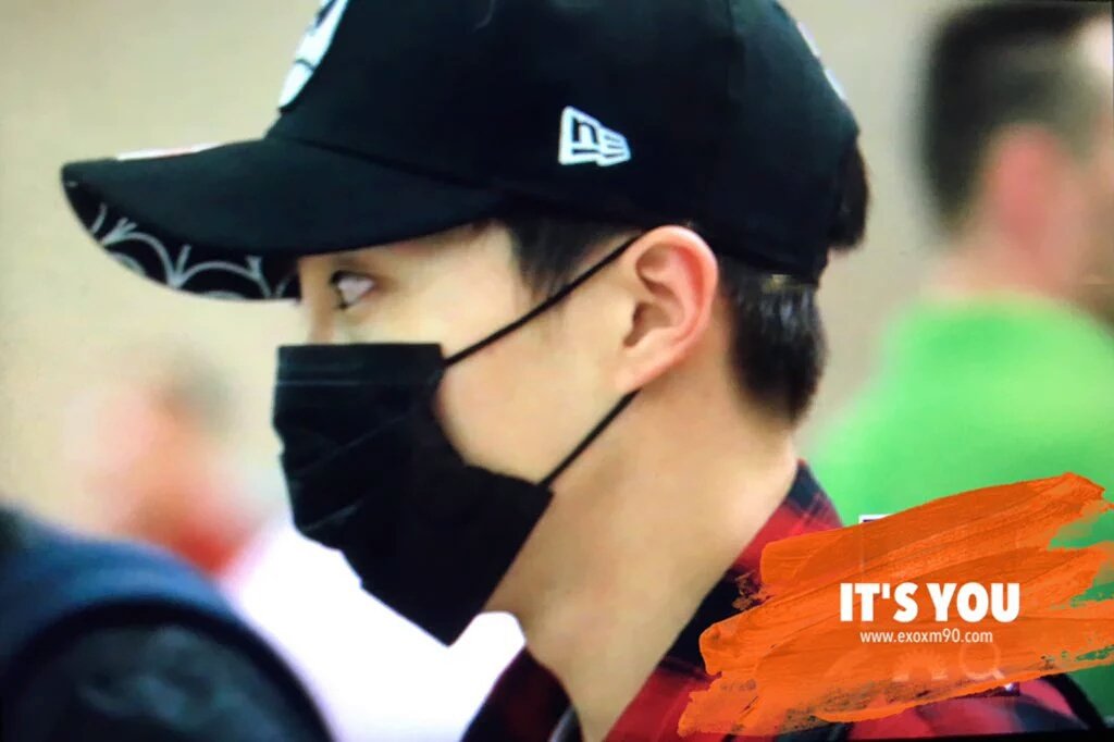 EXOGlobal's tweet photo. [PREVIEW] 151024 Xiumin @ Shanghai (PVG) Airport Cr: double nine 99/ it's you https://t.co/0pKbtDeeAu
