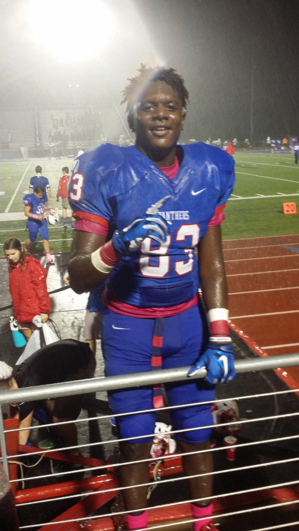 Justnathalie26's tweet photo. ❤ is.. sitting in the pouring rain 2 watch your son enjoy every minute on the field. #DMurray #83 #49-10 #Midway #PN https://t.co/KiQCq6agBV