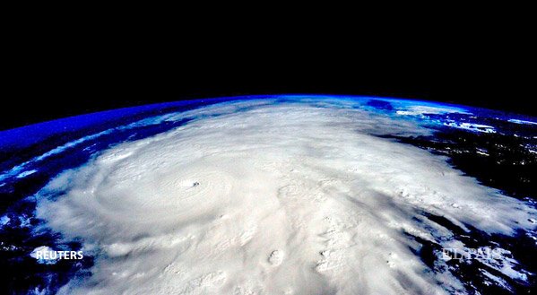 el_pais's tweet image. El #HuracanPatricia se degrada a categoría 4 ow.ly/TMMY3 El fenómeno se localiza al sureste de Jalisco
