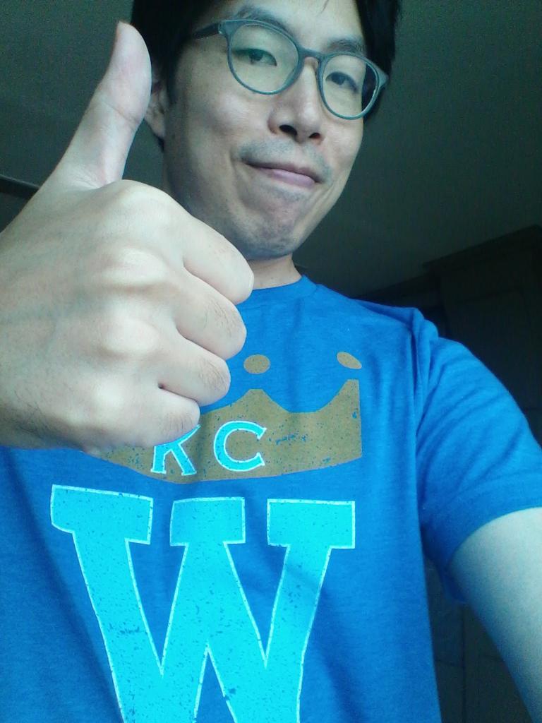 Koreanfan_KC's tweet photo. As it's getting warm at 12:30 noon..
just took off Royals hoodie &amp; waiting for game resume with KC "W" shirt!!
Go KC https://t.co/JPixZpfKnV