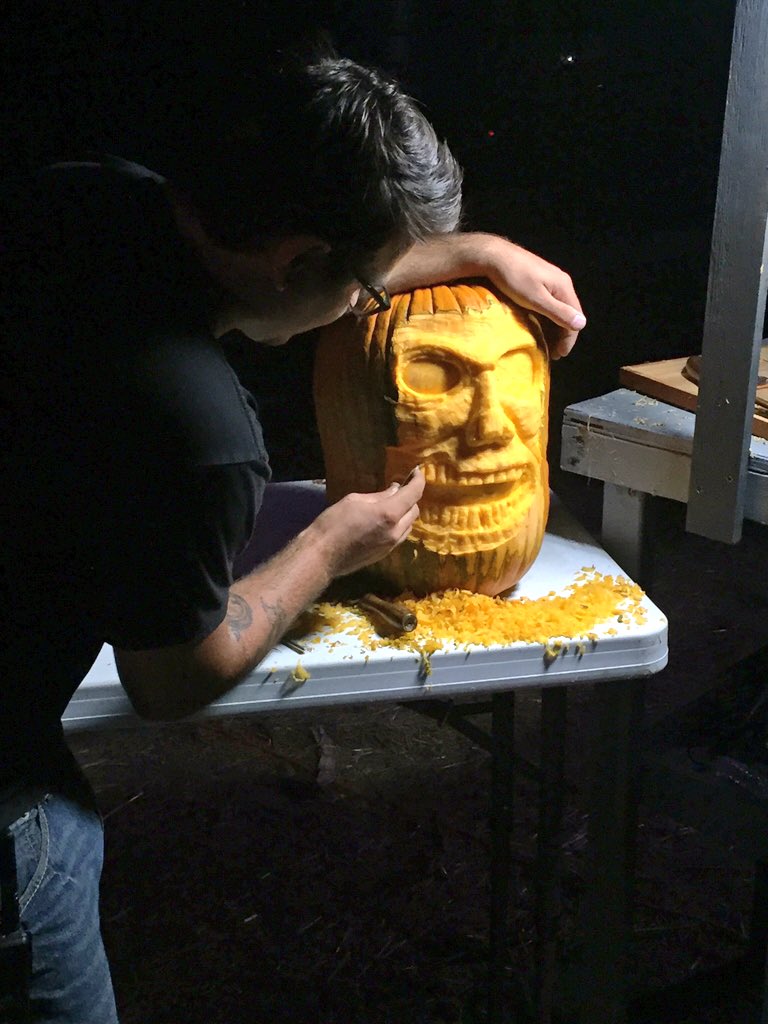 PrestonTVNews's tweet photo. Just saw the most incredible carved #pumpkin displays I have ever seen at the #SanDiego Zoo Safari Park. #Halloween https://t.co/qBqXm0Pf0E