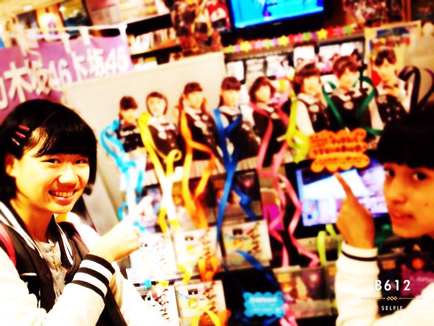 06260Smail's tweet photo. CDショップにエビ中いた❤️❤️❤️❤️ https://t.co/I73uoVfmmI
