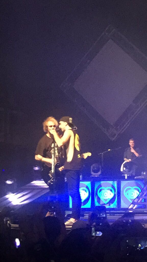 aisvt's tweet photo. Alex with some fan on stage !! https://t.co/rt6CpnzgrW