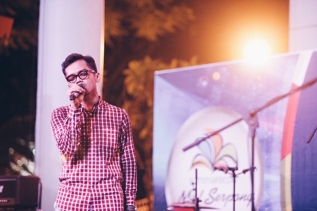 SVSoulvibe's tweet photo. @bayu_sv concentrated on his voice π€π§ at #radioactive2015 a present from @umnradio at @sms_serpong #svgig #vocalist https://t.co/KQphA5xBDa