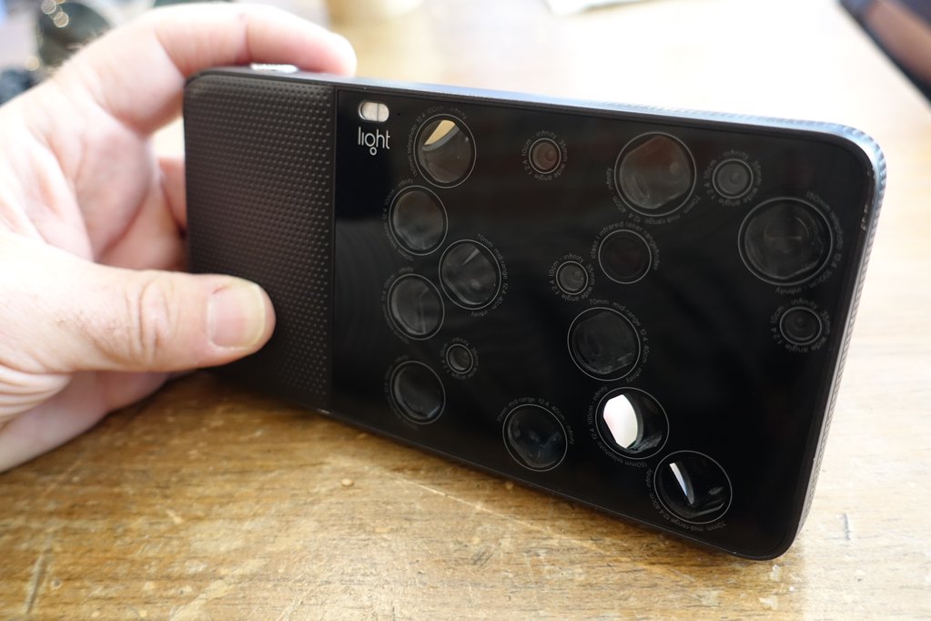 Смартфоне light l16. Nokia 16 камер. Смартфоне light l16. Lg 16 камер. Light l16 телефон.