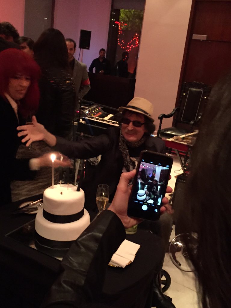 DieMendonca's tweet photo. Tengo el honor y la alegría de estar pasando música en este cumpleaños. #CharlyGarcia https://t.co/st1NLprHw4