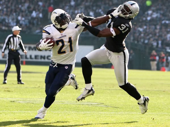 SPORTalkCharger's tweet photo. RETWEET If you think the #Chargers will win sunday ⚡️🔋 #winasone #RaidersWeek https://t.co/YfpeOJkWpx