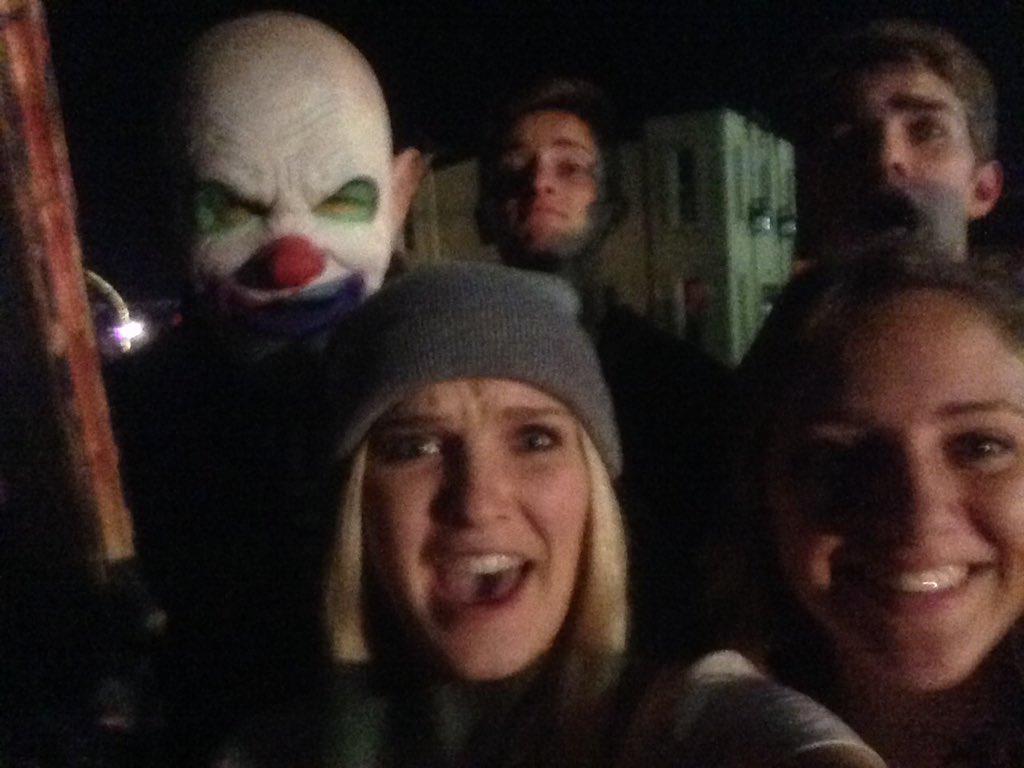 _sophie_hill's tweet photo. CLOWN FREAKING SELFIE #INSANITYPOINT https://t.co/eDonNkVqTk