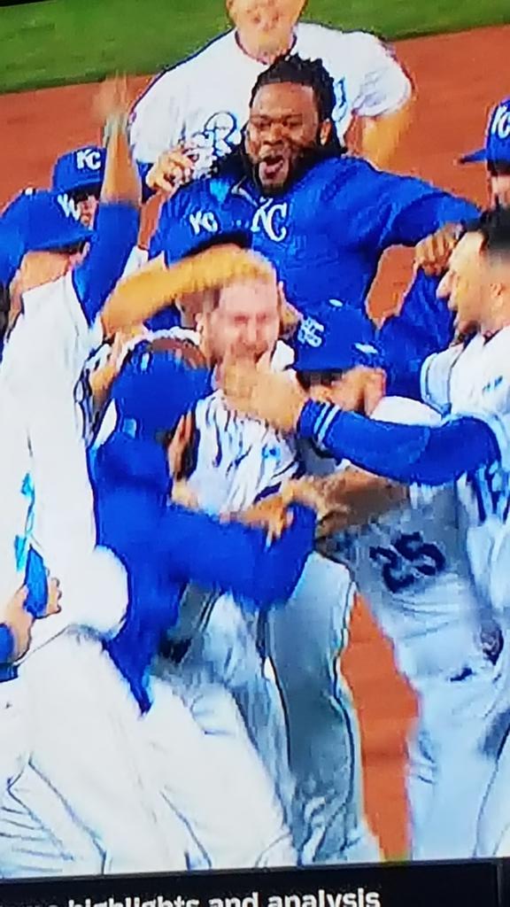 mwfire423's tweet photo. Way to go @JohnnyCueto go get your worldseries Ring &amp; come back to Cincy @Reds @cuban2727 https://t.co/xlAQQJNg3W