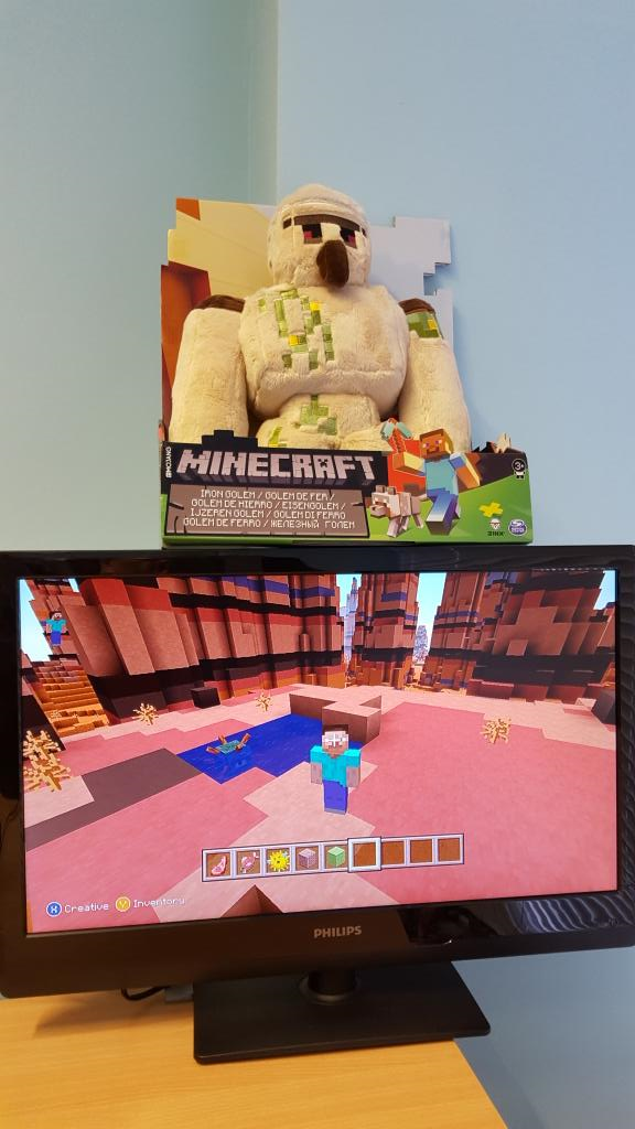 MC4jstudios's tweet photo. This iron golem is almost as big as the tv below it ;) #MinecraftXBLA https://t.co/ZyJqvp30iF