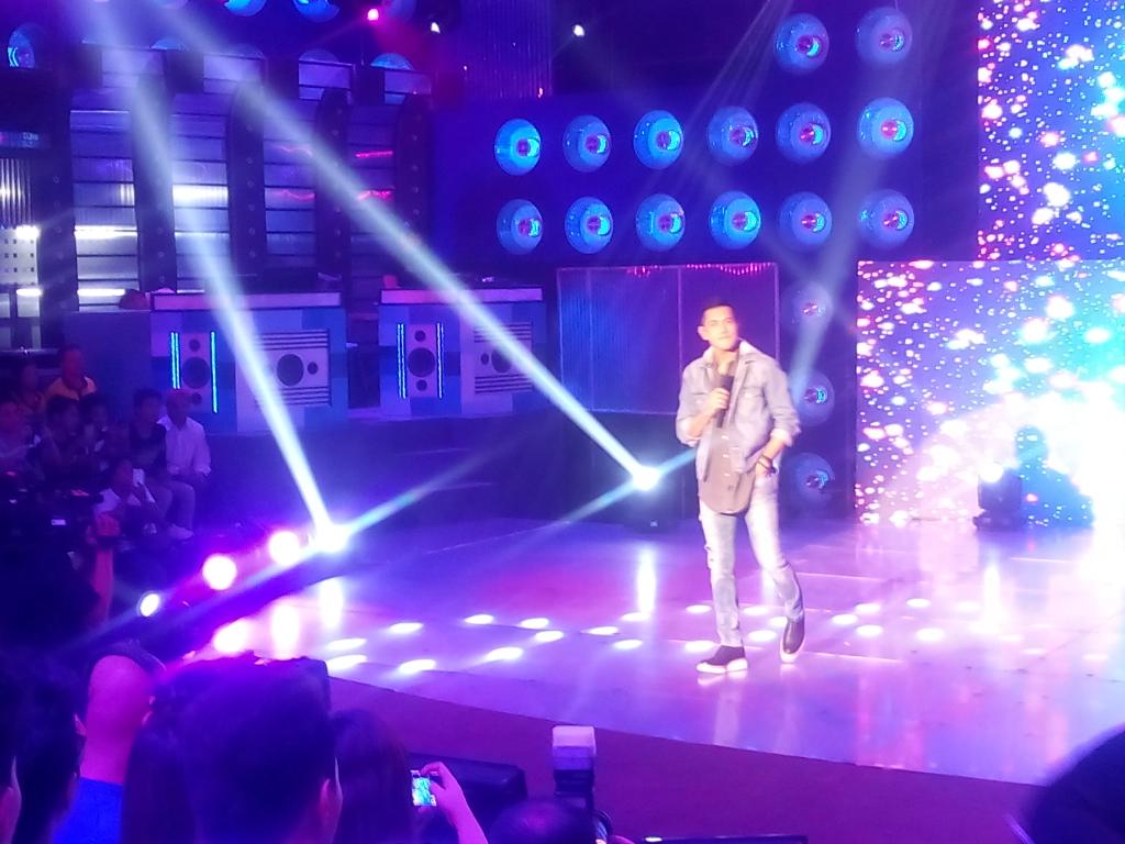 itsShowtimeNa's tweet photo. Ang theme song ng Probinsyano na Huwag Ka Nang Lumayo with Mr. Pure Energy, Gary Valenciano! #ShowtimeAnimversary https://t.co/ApawunzhAh