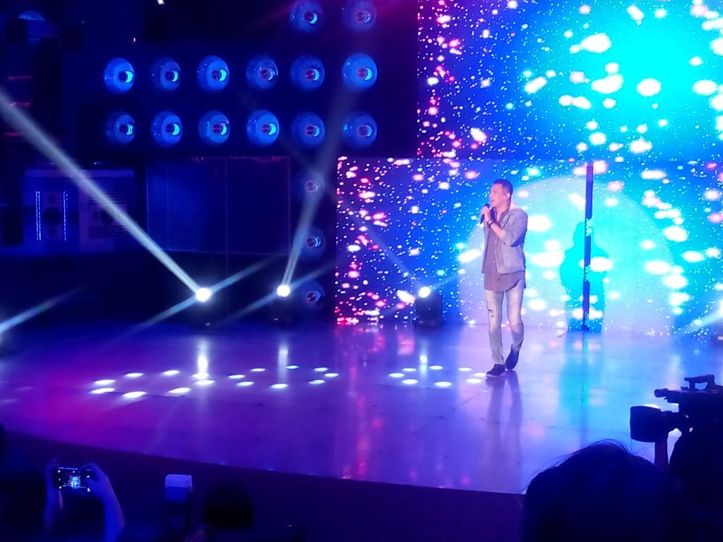itsShowtimeNa's tweet photo. Ang theme song ng Probinsyano na Huwag Ka Nang Lumayo with Mr. Pure Energy, Gary Valenciano! #ShowtimeAnimversary https://t.co/ApawunzhAh