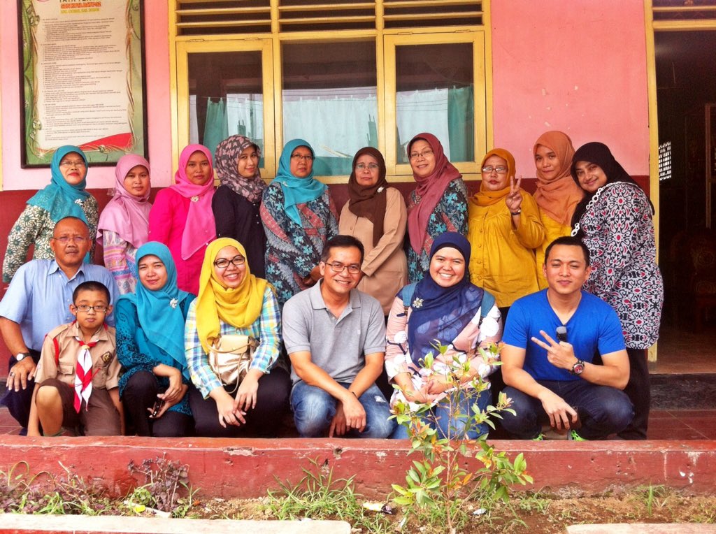 witaburman's tweet photo. Relawan #kel16 bertemu dg guru SDN Kotabatu2 utk hari Inspirasi @KI_Bogor #kib3 @LusyaneTantri @ArieQorth π https://t.co/CgLARH4CQG