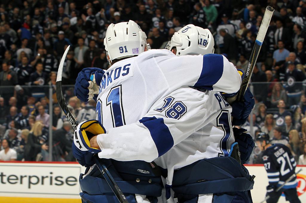 NHL's tweet photo. #HockeyHugs https://t.co/gXDFsslgW4