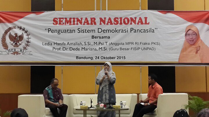 Seminar Kebangsaan ang MPR RI <a href="/lediahanifa/">Ledia Hanifa</a> bagi mahasiswa di Bandung