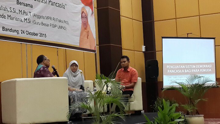 Seminar Kebangsaan bu <a href="/lediahanifa/">Ledia Hanifa</a> dg tema Penguatan Sistem Demokrasi Pancasila <a href="/FPKSDPRRI/">Fraksi PKS DPR RI</a> <a href="/PKSejahtera/">DPP PKS</a>