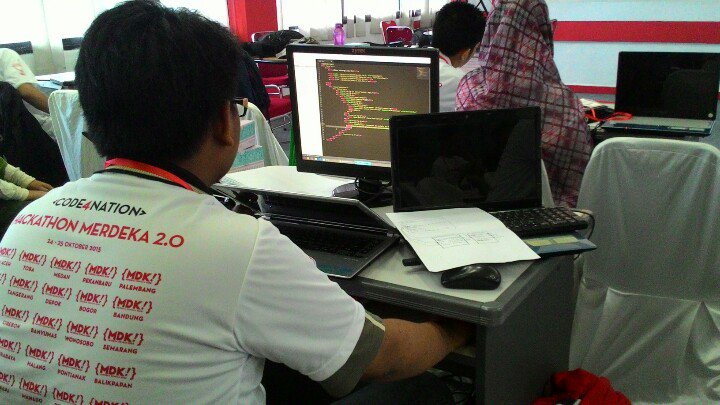 hackpalembang's tweet photo. Bbrp peserta sedang Sholat Dzuhur.
Yang msh ngoding semangat!
 @Code4Nation @HackathonMDK #Code4Nation #hackathonmdk https://t.co/PQwSbX6uFJ