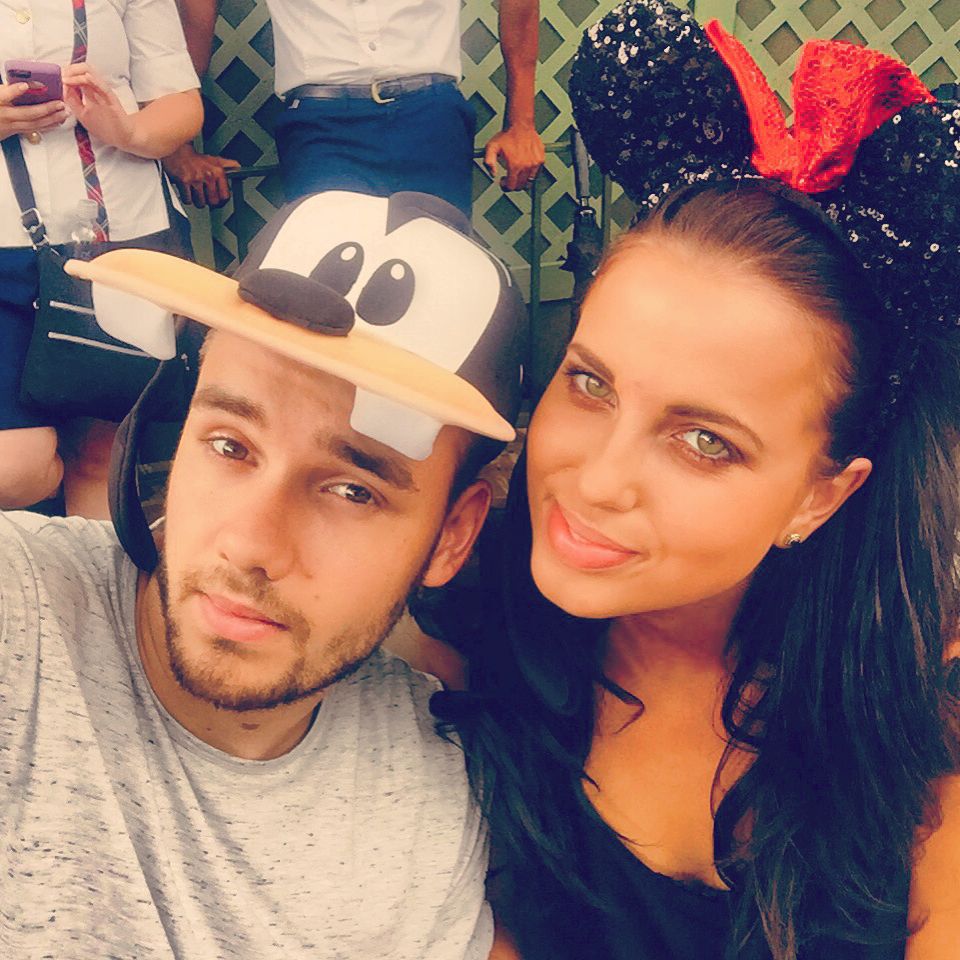 taegiless's tweet photo. THEYRE WILL ALWAYS BE MY PARENTS😭😘💚 #EMABiggestFans1D https://t.co/db39liRA8Q