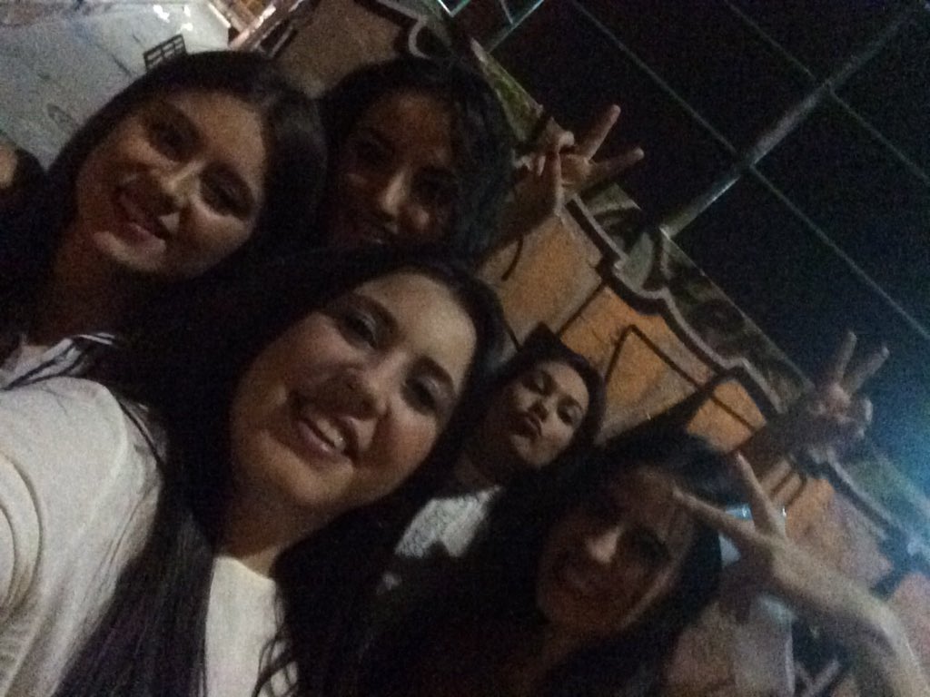 MiriiamMartinez's tweet photo. Viernes con sabor a sábado ✨💫🍸🎶🎊🎉👭👭💖 https://t.co/D9Ulx7lMfb