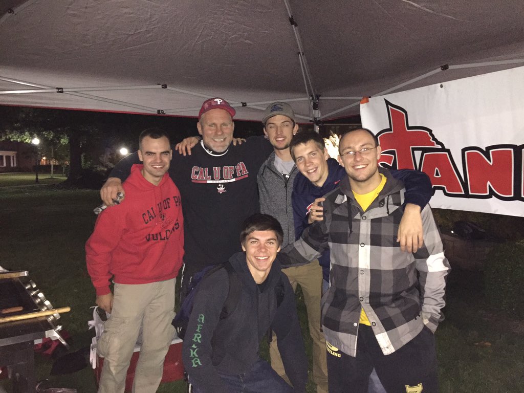 wareisPeTe's tweet photo. #freehotdogs #caluSTAND #CalUHomecoming2015 #latenightcrew 300+ given away and counting! https://t.co/pCwnIt2BqI
