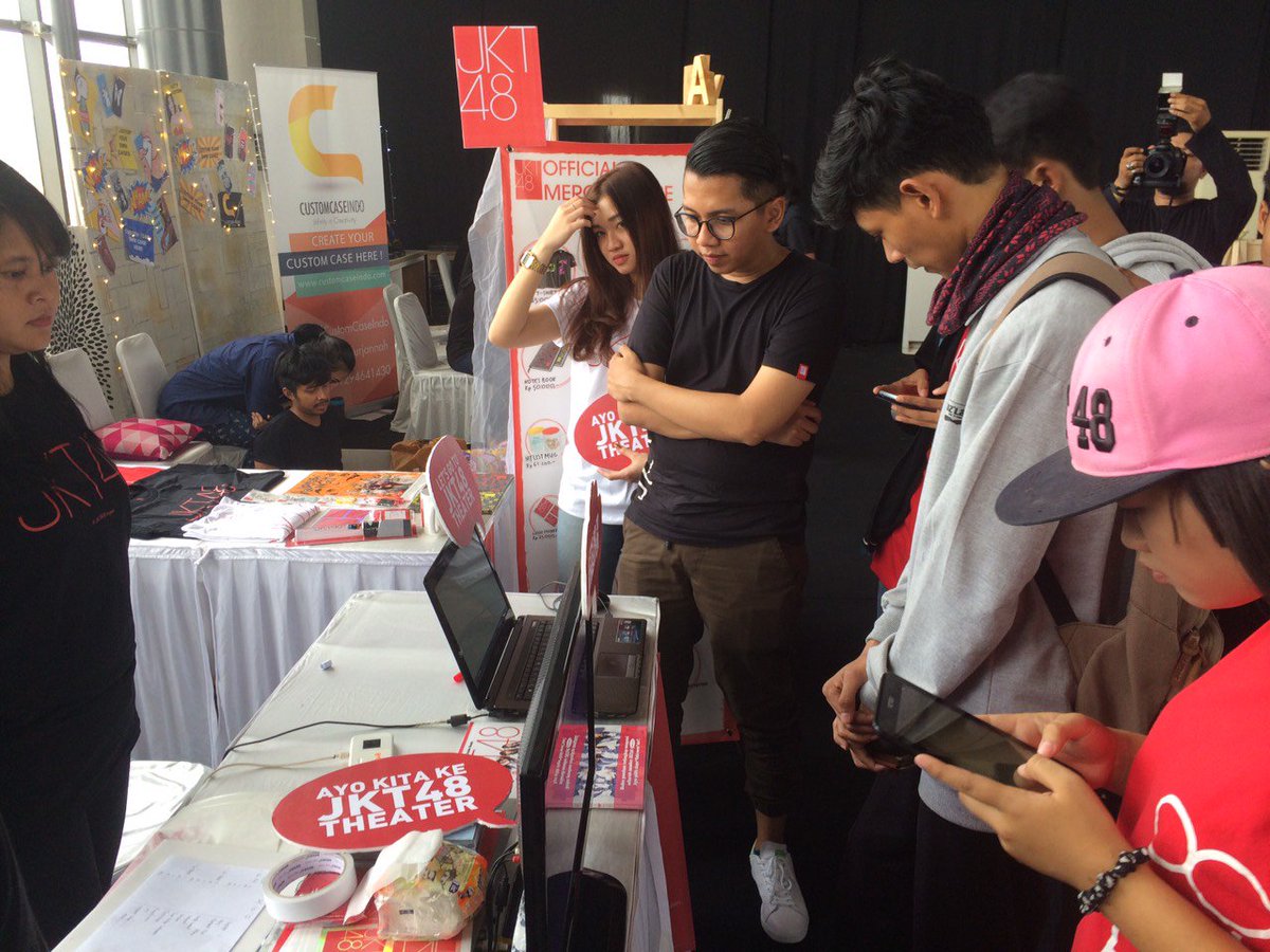 officialJKT48's tweet photo. #AyoKitaKeTheaterJKT48 Di booth ini staff JKT48 akan membantu Anda untuk apply tiket Teater lewat official website https://t.co/P9TOy0ffza