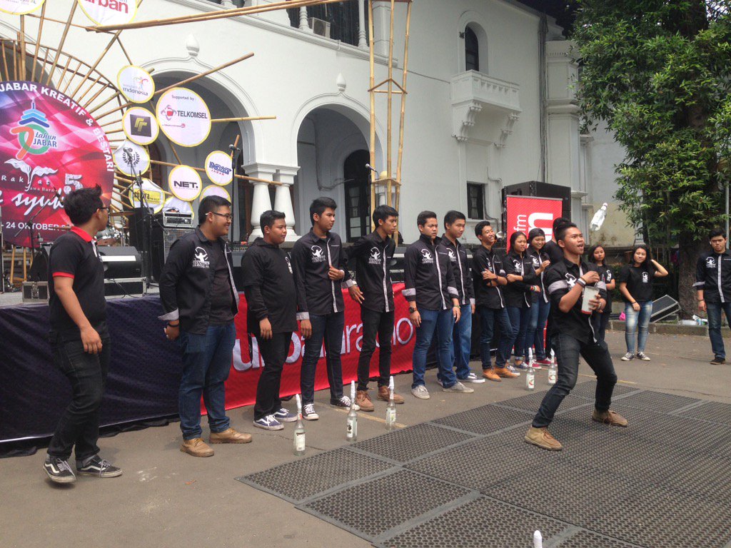 now performed by <a href="/BMJT_TS/">BMJT</a> @ panggung urban #DeSyukron #urbanbandung