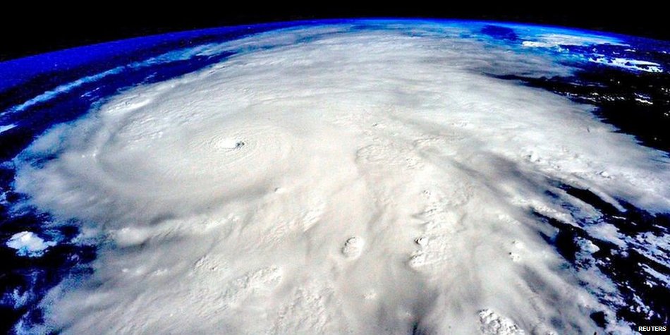 BBCBreaking's tweet image. Images show #HurricanePatricia lashing Mexico&apos;s Pacific coast - now a Category One storm bbc.in/1OY4r8f