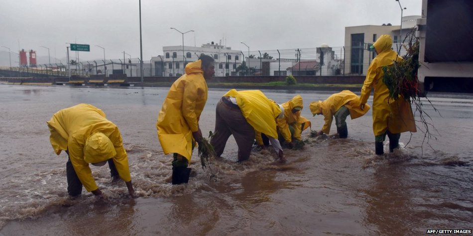 BBCBreaking's tweet image. Images show #HurricanePatricia lashing Mexico&apos;s Pacific coast - now a Category One storm bbc.in/1OY4r8f