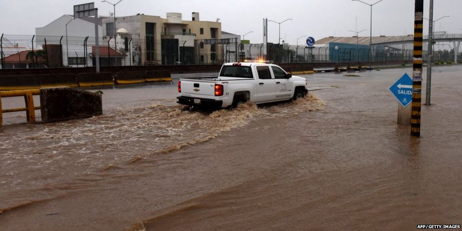 BBCBreaking's tweet image. Images show #HurricanePatricia lashing Mexico&apos;s Pacific coast - now a Category One storm bbc.in/1OY4r8f