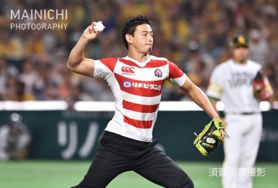 mainichiphoto's tweet image. goo.gl/NJGNa0　プロ野球日本シリーズ始まりました。まずはラグビーの五郎丸選手の始球式から。写真特集、更新されていきます。期待ください。