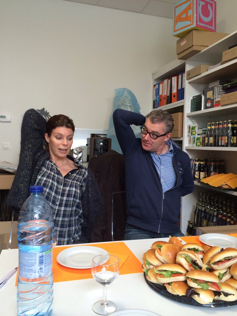 Ook tijdens de lunch zorgt <a href="/Evy_Gruyaert/">Evy Gruyaert</a> voor een gezonde houding #yogametevy <a href="/Lannoo/">Uitgeverij Lannoo</a>