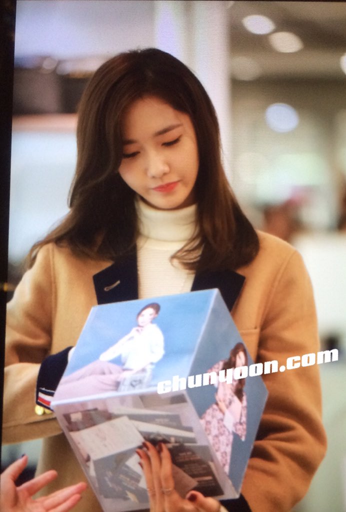 [PIC][24-10-2015]YoonA tham dự buổi fansign cho thương hiệu "LOVCAT" vào chiều nay CSE53g7UcAEtvdH