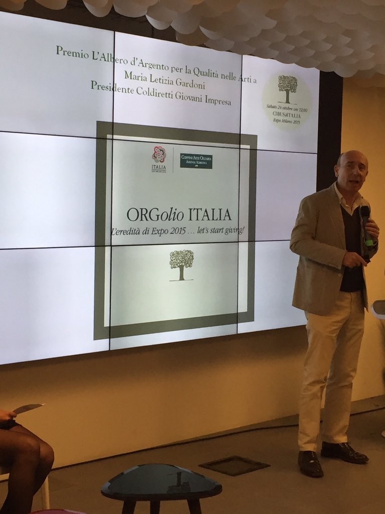 Pad_Ita2015's tweet photo. Live da Cibus la consegna del premio L'Albero d'Argento | #PadIta #PremioAlberoDargento https://t.co/rwG8sgnucX