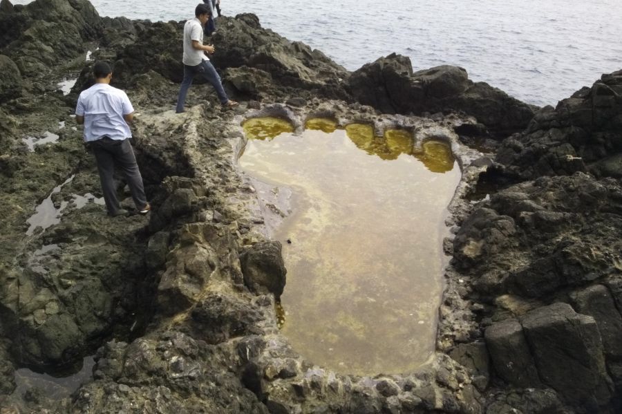 detikcom's tweet photo. Misteri Tapak Kaki Raksasa di Aceh Selatan https://t.co/cVi0iFgalY via @detiktravel https://t.co/TTXFpihVsE