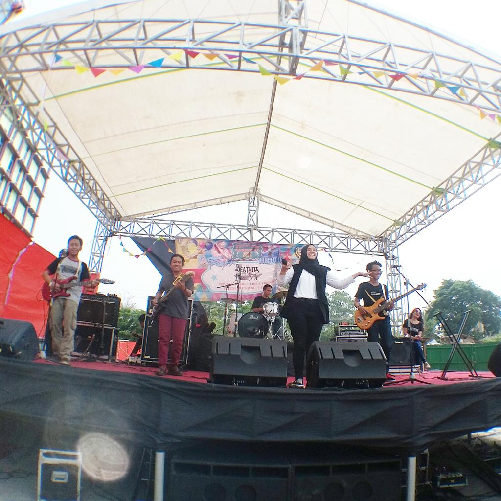 Penampilan dari "Manis Manja "