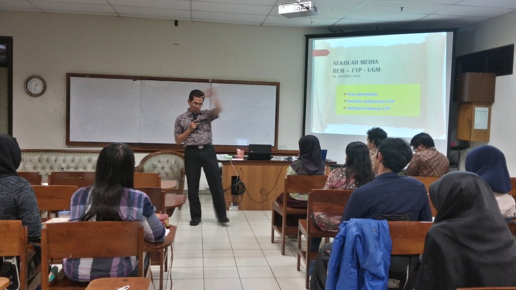 kmtphpugm's tweet photo. [SEKOLAH MEDIA with Forum Media FTP UGM]
24 Oktober 2015 https://t.co/qQFEDNxsj0