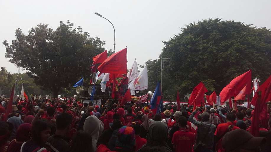 detikcom's tweet photo. Ini Alasan Buruh Demo di Hari Sabtu https://t.co/lPLfsQETma https://t.co/o8WzhBXvyz