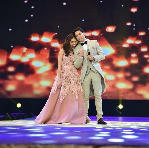 AlDubWords_'s tweet photo. Ang perfect nila para sa isa't isa 💕 Holding hands tho 😍
#ALDubEBTamangPanahon https://t.co/U9tUrsmVsF